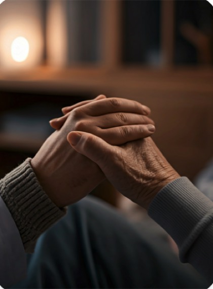 Pflegefachkraft hält die Hand einer Seniorin